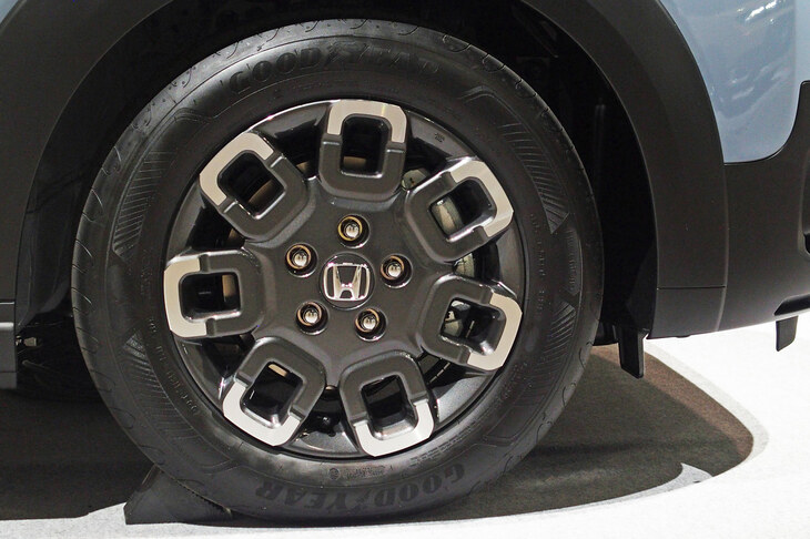 「フリード クロスター」の専用ホイール。スポーク部の切削加工が花びらのようで面白い。