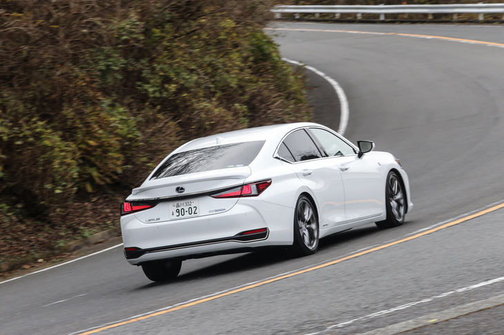 「ES」では、全グレードにプリクラッシュセーフティー（昼夜歩行者・昼間自転車検知機能付き）、レーントレーシングアシスト機能、レーダークルーズコントロール（全車速追従機能付き）、ロードサインアシストなどの機能を持つ「レクサスセーフティーシステム＋」と呼ばれるADASを採用。ただし、現行市販車最高レベルの安全装備が全グレードで標準採用とはなっておらず、“Fスポーツ”では、ブラインドスポットモニターやパーキングサポートブレーキなど一部の機能がセットオプションとされている。