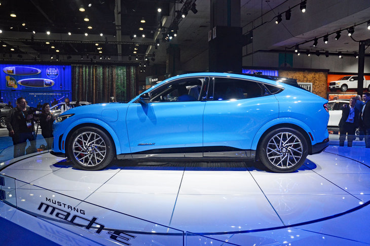 「マスタング マッハE」のサイドビュー。2ドアクーペの「マスタング」とは、似ても似つかない。