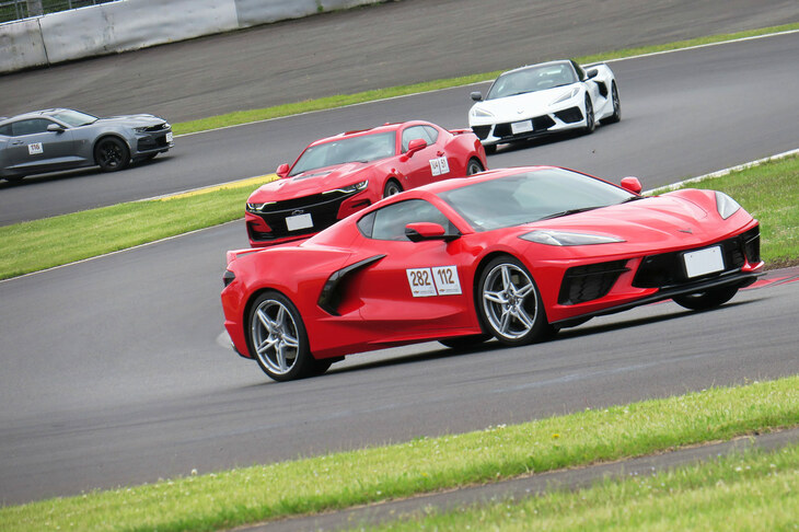 レーシングコースで行われたファミリー走行の様子。