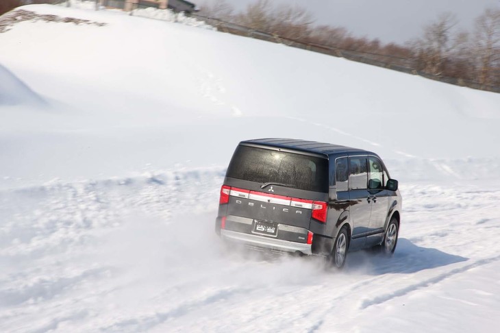 尿素水溶液によって窒素酸化物を浄化する尿素SCRシステムをリアのフロア下に搭載するため、従来荷室の下につり下げられていたスペアタイヤが廃されている。