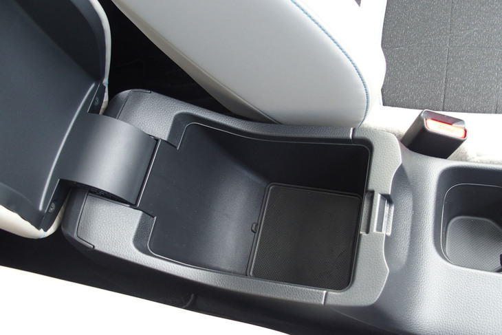 ホンダ・ヴェゼルe：HEV Z PLaYパッケージ（センターコンソールボックス）