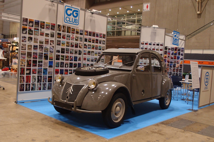 こちらはCG CLUBのブース。めずらしい「シトロエン2CV 4×4 サハラ」を展示する。