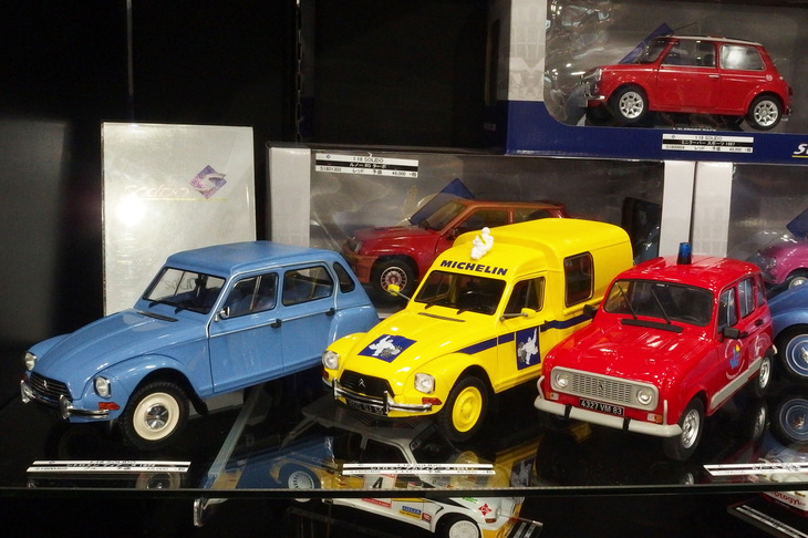 フランスの老舗ミニカーブランドであるソリッドは、現在はオットーモービルの傘下で、京商が取り扱う。1/18ダイキャスト製の往年のフランス製小型車は、左から「シトロエン・ディアーヌ」「シトロエン・アカディアーヌ」「ルノー4L 消防車」で、いずれも予定価格8640円。