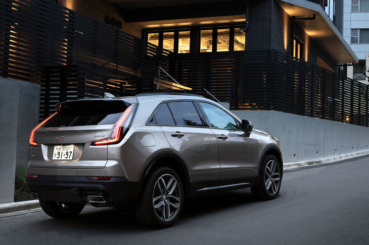 早朝の東京・代官山を出発する「XT4ラテエディション」。シャープなスタイリングと「ラテメタリック」のカラーの組み合わせは、モダンな街なかでも映える。