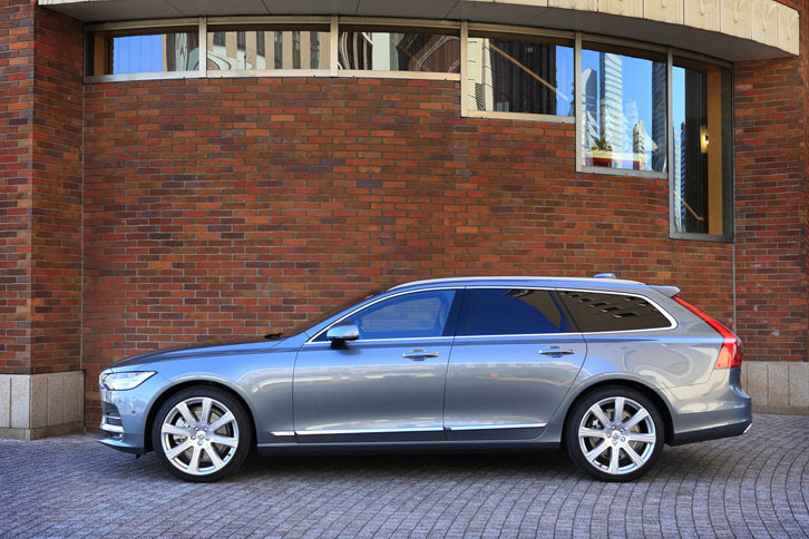 
	「ボルボV90」のサイドビュー。伝統的な高級車のイメージに近づけるべく、従来のボルボ車に比べ、フロントホイールからAピラー付け根までの距離が長く取られている。
	