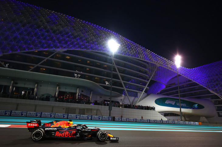 ポールポジションからスタートしたフェルスタッペン（写真）は、ルイス・ハミルトンにトップを奪われ苦しいレース展開を強いられるも、終盤のセーフティーカーで奇跡の大逆転に成功。2位にハミルトンを従えゴールし、初タイトルを手にした。22戦して表彰台18回、このうち優勝10回、残りはすべて2位。ポディウムに立てなかったのは、タイヤブローに泣いたアゼルバイジャンGP、ハミルトンと接触しリタイアしたイギリスGPとイタリアGP、そしてボッタスに追突され9位に終わったハンガリーGPと、いずれもクラッシュやトラブルによるもの。つまり不測の事態さえ起こらなければ優勝か2位になっていたことになる。（Photo=Getty Images / Red Bull Content Pool）