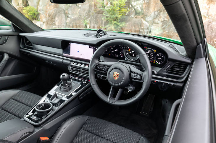 991型ではストリップ式のドアオープナーを採用していたが、992型ではそれほどストイックな仕立ては目指していない。特にこの試乗車はオプションの「エクステンデッドレザーインテリアパッケージ」をチョイスしているため、ダッシュボードの上面などにもレザーが貼られる。