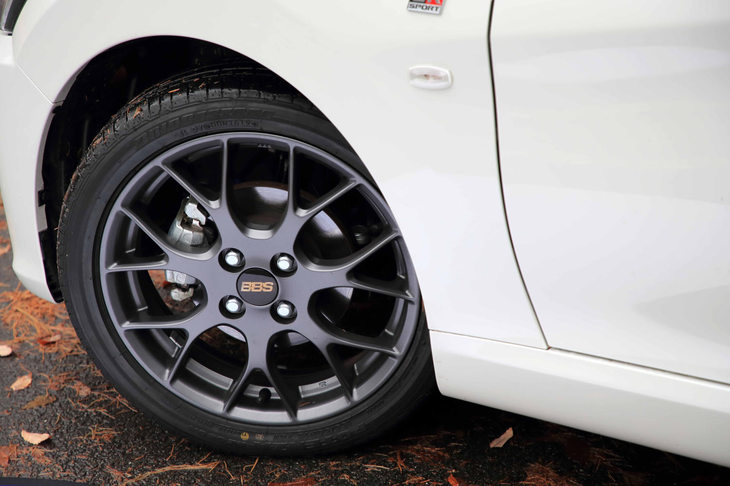タイヤやホイールの仕様については「S」と同じ。ただしBBS製の鍛造アルミホイールは、マットグレーで塗装されている。