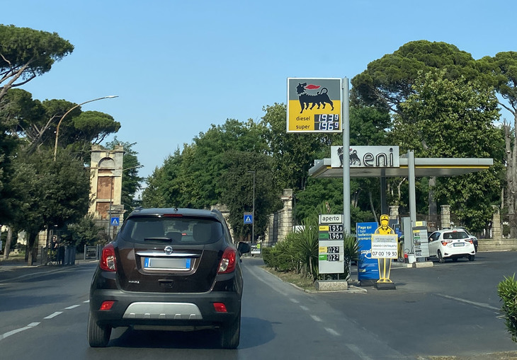 オルベテッロ市街にて。こちらはエニの給油所。