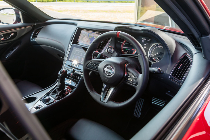 内装はブラック基調で統一し、上質なドライビング空間を演出。専用ステアリングホイールはレッドのセンターマーク入りだ。