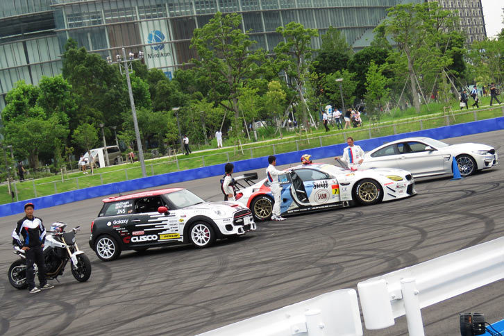 「ドライビング・エリア」に並べられた「The Ultimate Drive」の参加車両。なお、この「ドライビング・エリア」には本格的な散水設備や照明設備が設けられており、「BMW M社」公認のドライビングレッスンも行うことができる。