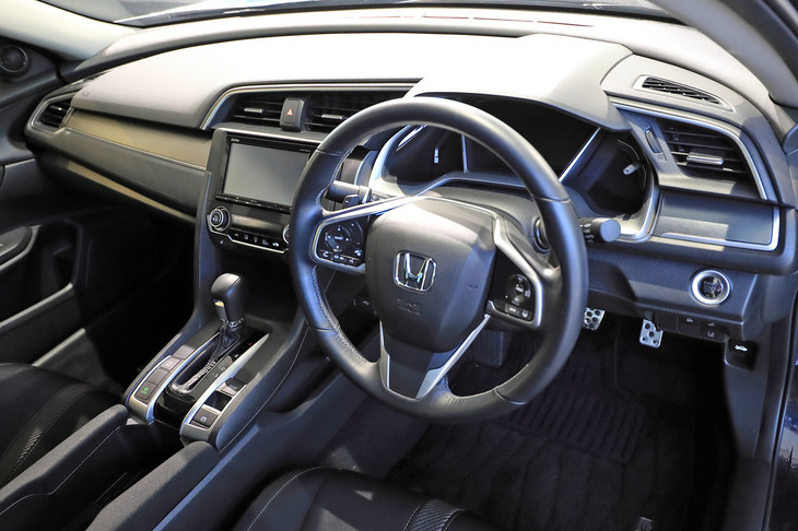 10代目「シビック」のインストゥルメントパネルまわり。