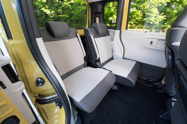 後席は左右個別に前後スライドが可能。後ろに下げれば車格からは想像できないほどの足元空間が得られるが、ドライバーがどんどん遠くなっていく（別に問題はないが）。