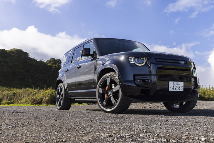 スポーティーなディテールが目を引く「ディフェンダー110 X D300」のエクステリア。「X」はディフェンダーの最上級グレードという位置づけで、2021年モデルから設定された。グリルとボンネットの中央が黒く塗られる2トーンカラーやスターライトサテンクローム、グロスブラックなどといった光沢感のあるブラックのパーツを用いたエクステリアが特徴だ。