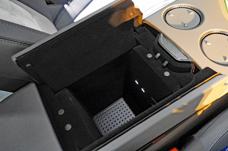 ロータス・エメヤ（センターコンソールボックス）