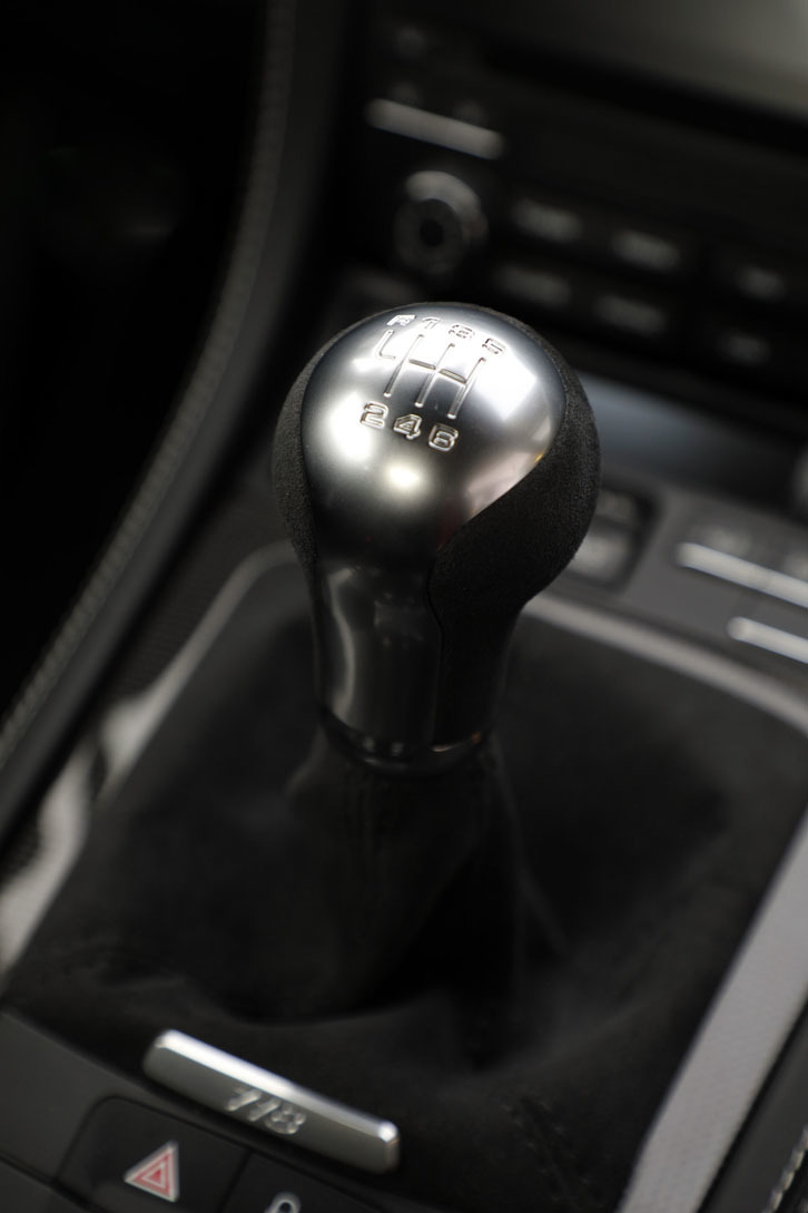 コンベンショナルなMT車のシフトレバー。「ボクスター／ケイマンGTS」では、6MT車（420Nm）と7AT車（430Nm）とで最大トルクに10Nmの差が設けられている。