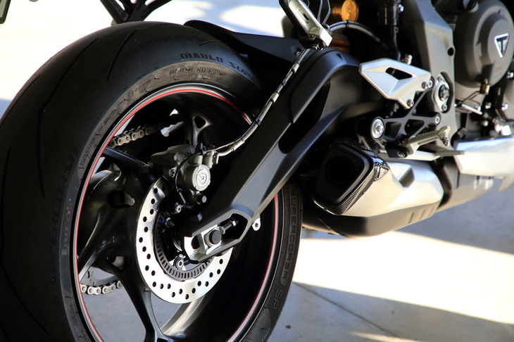 高い剛性と適度な柔軟性を備えた、リアのガルウイングスイングアーム。タイヤにはサーキット走行も想定した高性能スポーツタイヤ「ピレリ・ディアブロ スーパーコルサSP V3」が採用されている。