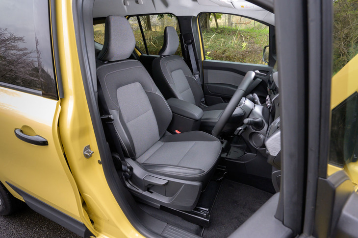シート表皮はファブリックと合成皮革の組み合わせ。乗降性を高めるべく、前席のドアは90°近くまで開口するようになっている。