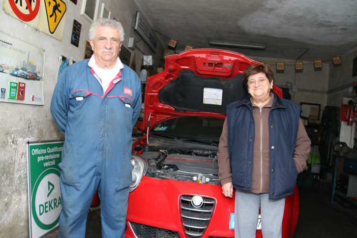 わが街シエナでアウトフィチーナ（整備工場）を営む、メカニック歴48年のアレッサンドロさん（写真左）と、夫人のアマリアさん（右）。