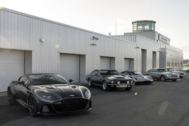 試乗の舞台となったストウサーキットはシルバーストーンのインフィールドにある1.7kmのショートコース。週末は一般のローカルレースも行われるが、基本的にはアストンマーティンが借り受け、専有テストコースとしている。