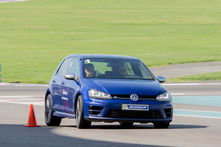 パイロンスラロームは2速60km/hで通過するという設定。自然なステアリングレスポンスと、正確なライントレース性が印象的だ。