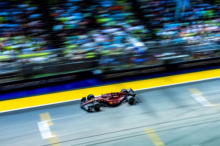 フェラーリのサインツJr.（写真）は3位。予選ではポールシッターのシャルル・ルクレールと0.171秒差で4位。レースでは2番手スタートのルイス・ハミルトンと競り合い3位を奪うと、トップ2台との差を詰めることはできなかったものの、表彰台の一角を守ることはできた。（Photo=Ferrari）