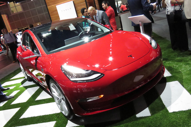 いよいよ規制緩和が始まった中国の自動車市場。まずは次世代環境対応車を製造するメーカーが、単独資本で市場に参入できるようになるという。写真はアメリカの電気自動車メーカー・テスラの「モデル3」。