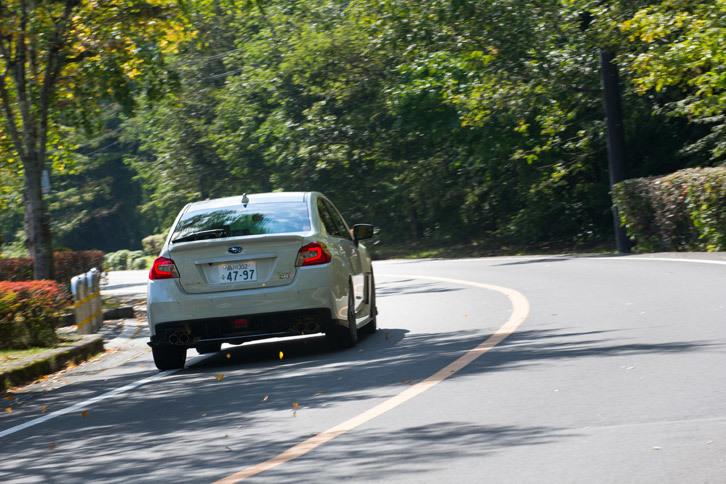 車種に応じてさまざまな4WD機構を使い分けているスバル。「WRX S4」には、前：後ろ＝45：55という比率を基本に、前後軸間の駆動力配分を状況に合わせて連続可変制御する「VTD-AWD（不等&可変トルク配分電子制御AWD）」が採用されている。
