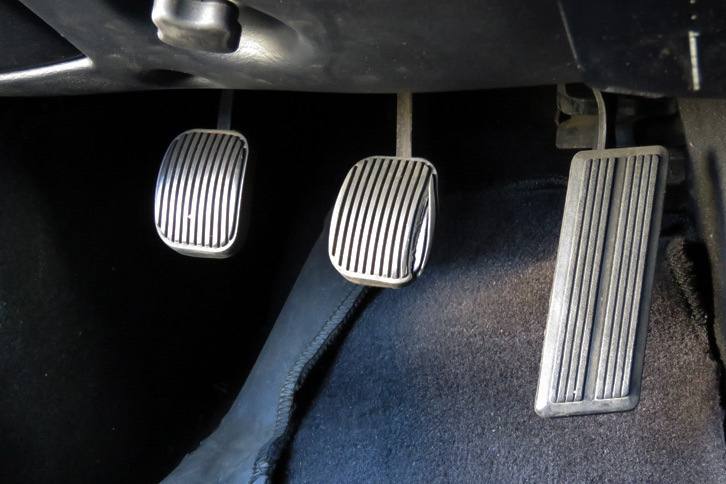 本連載でもすでに何度か紹介している「バイパー」のABCペダル。運転環境にこだわるマツダの技術者が見たら卒倒するくらいオフセットしている。