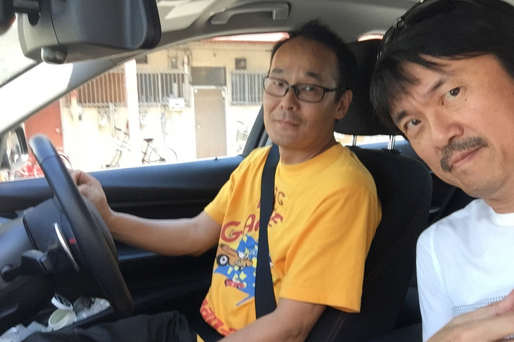 元カメラマンでカーマニア仲間の“クマ”と筆者。