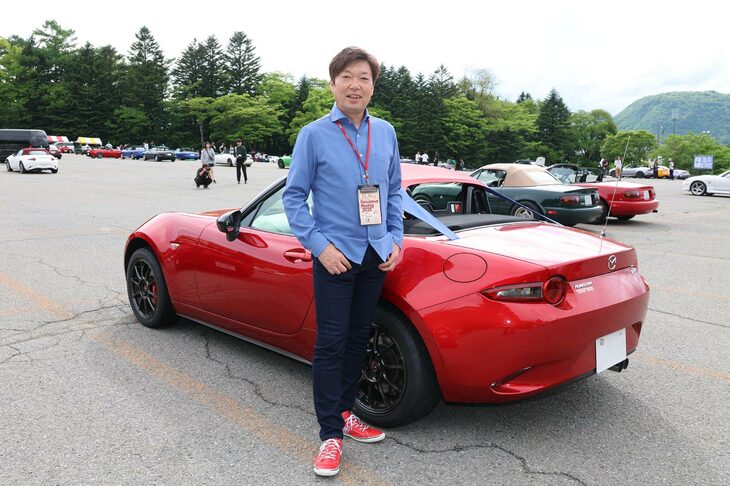 そんなわけで、歴代で最多の参加台数となったのは、4代目となる現行「ND」型。実に650台が参加し、全体の58.8％を占めた。その内訳だが、ソフトトップが508台、「RF」が142台となった。ソフトトップは前回が517台なので微減となるが、RFは117台から142台へと大幅に増えたことになる。写真はND型のデザインを手がけた中山 雅さんと、彼の愛車。