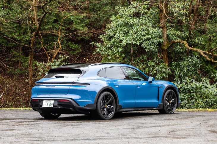 【ポルシェ・タイカン ターボ クロスツーリスモのスペック】
	ボディーサイズ：4974×1967×1412mm／ホイールベース：2904mm／車重：2320kg（DIN）／駆動方式：4WD／フロントモーター：永久磁石同期式電動モーター／リアモーター：永久磁石同期式電動モーター／フロントモーター最高出力：--PS（--kW）／フロントモーター最大トルク：--N・m（--kgf・m）／リアモーター最高出力：--PS（--kW）／リアモーター最大トルク：--N・m（--kgf・m）／システム最高出力：625PS（460kW）※オーバーブースト時は680PS／システム最大トルク（オーバーブースト時）：800N・m（81.6kgf・m）／タイヤ：（前）265/35ZR21 101Y／（後）305/30ZR21 104Y（ピレリPゼロ ELECT）／一充電最大走行可能距離：423-485km（WLTPモード）／電力量消費率：26.5kWh/100km（約3.8km/kWh、NEDCモード複合サイクル）／価格：2207万円
	
	【取材時の電費データ】
	テスト距離：129.0km（市街地1：高速道路7：山岳路2）／消費電力量：--kWh／参考電力消費率：4.3km/kWh（車載電費計計測値）