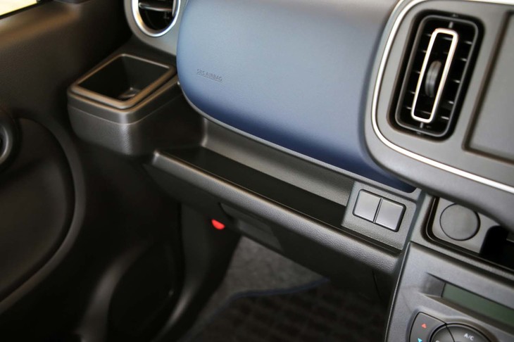 助手席前方のトレーをはじめ、収納自慢の新型「アルト」。前席のカップホルダーは、四角い紙パックにも対応する。