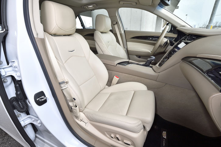 フロントシートは20way調整式のフルレザータイプ。