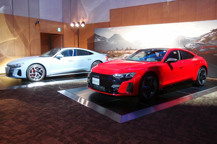 「Q4 e-tron」「Q4 e-tronスポーツバック」の発表会場には、既存の「e-tron」シリーズも並べられた。写真は左が「e-tron GTクワトロ」で、右が「RS e-tron GT」。