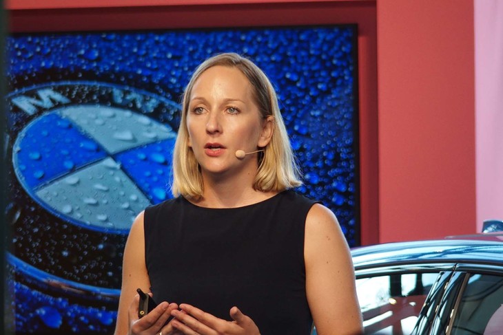 新型1シリーズの発表会で、車両紹介を行ったBMWジャパンのミカエラ・キニガーBMWブランドマネジメント本部長。