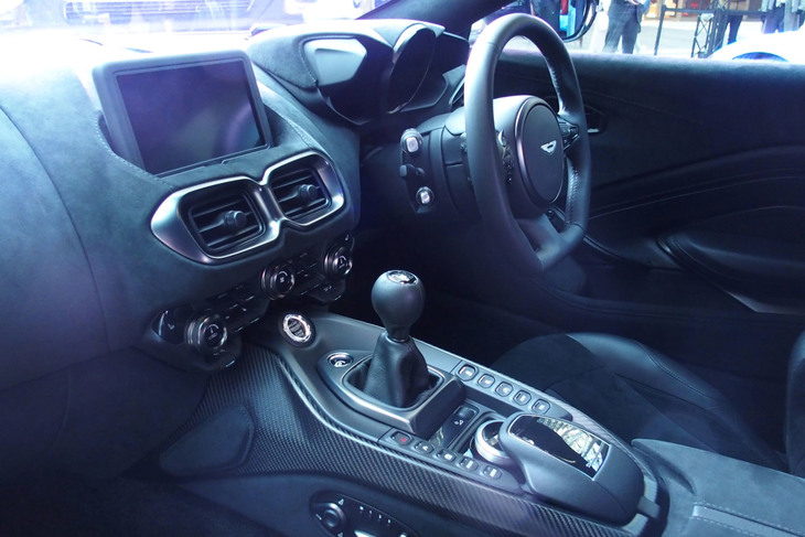 「ヴァンテージ」の7段MT車。価格は1913万円と発表された。