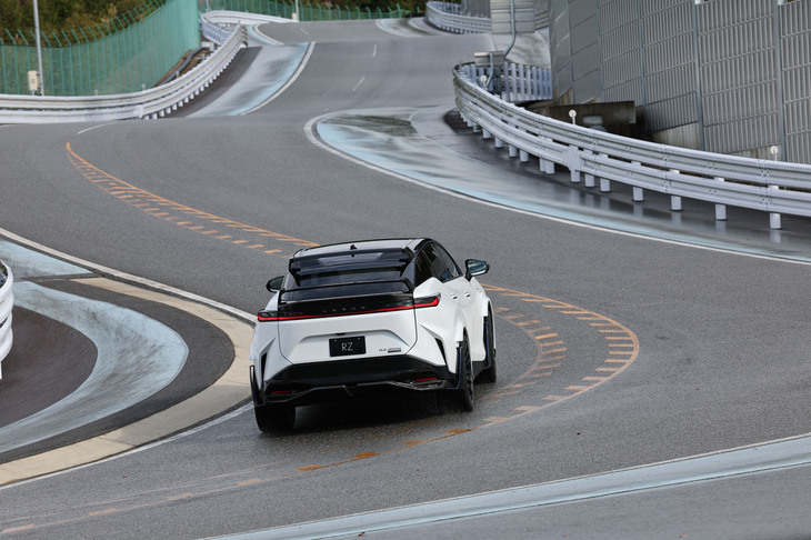 パワートレインはベース車の「RZ450e」と変わらない。フロントに最高出力204PS、リアに109PSのモーターを搭載する。