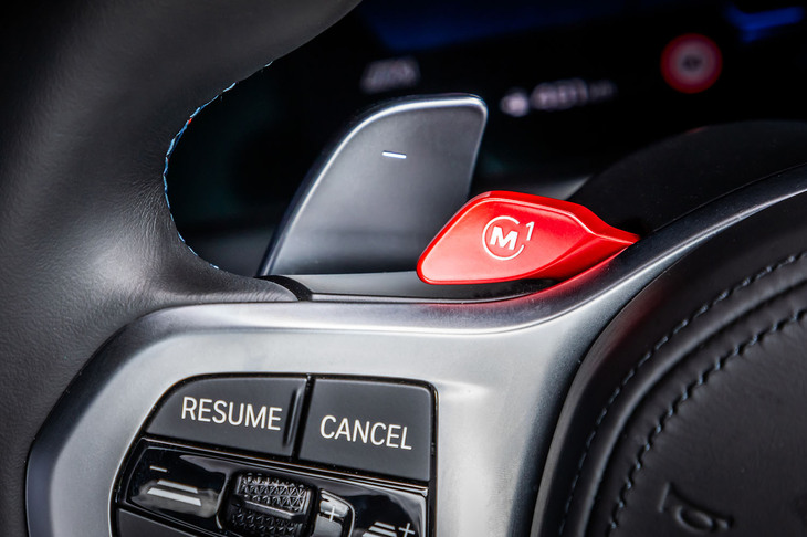 「マルチファンクションMスポーツレザーステアリングホイール」の左右スポーク上部に、エンジンやダンパー、パワステ、ブレーキなどの設定を事前に登録し、そのセッティングを瞬時に呼び出すことができる「M1／M2ボタン」を配置。