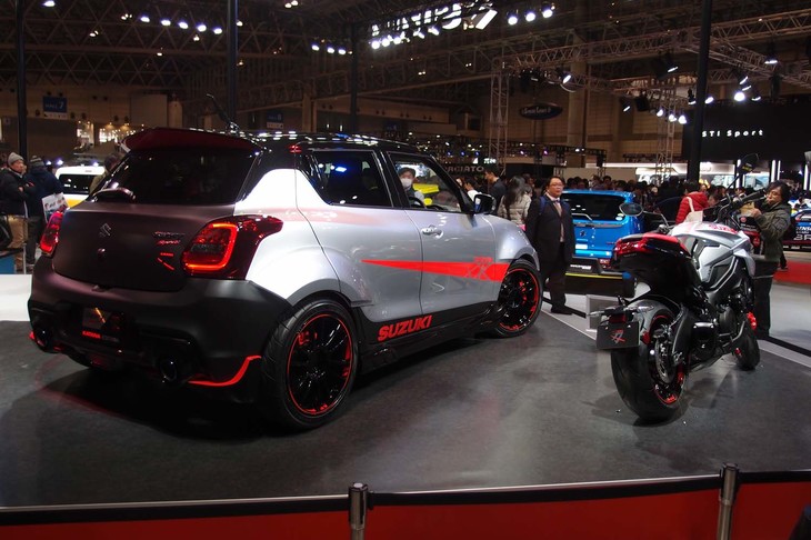 ズキのオートバイ「カタナ」（写真右）と、「スイフトスポーツ カタナエディション」（同左）。