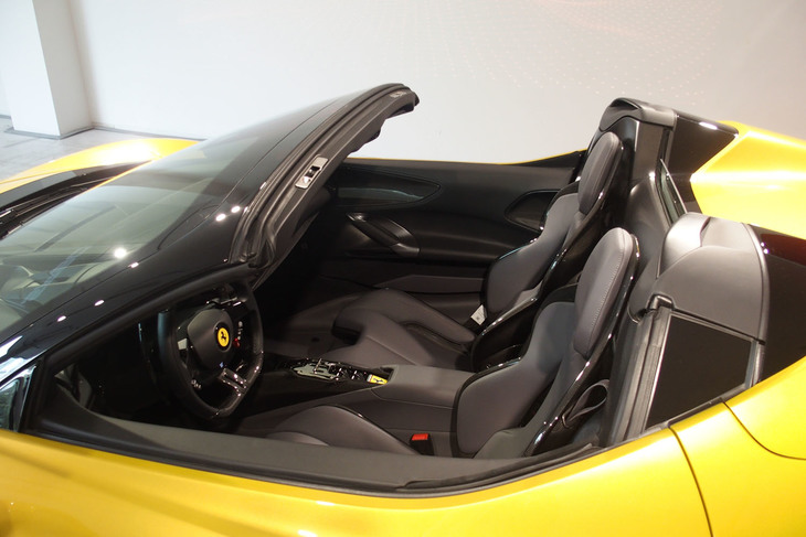 フェラーリSF90スパイダー（インテリア）