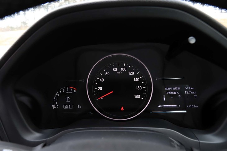 メーターパネルはセンターに大きな速度計を配した1眼式。左側のエンジン回転計は液晶スクリーンに表示されている。