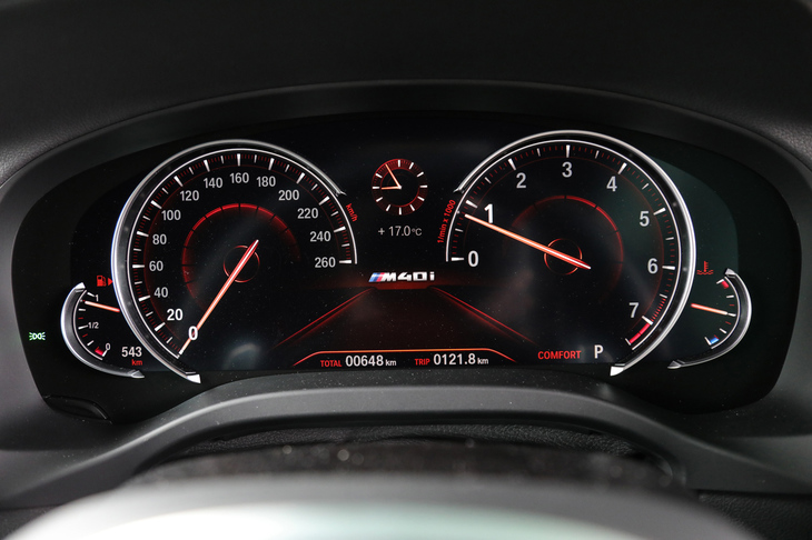 液晶パネルに表示されるメーターは、文字のほか、警告、メニューなどの表示を大きくできる。また、ドライビングモードによって表示色とデザインが変更される。