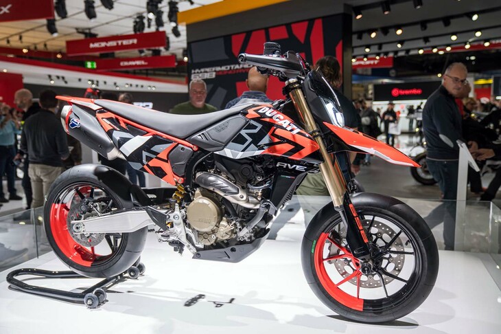 ドゥカティは、2023年9月から続いたオンラインでのニューモデル発表会「DWP2024」のなかで、久しぶりに新規開発した単気筒エンジン「スーパークアドロモノ」を搭載した新型車「ハイパーモタード698モノ」を発表。ここEICMAで初披露した。スーパークアドロモノは想像していたよりも大きなエンジンで、ハイパーモタード698モノも、単気筒モタードとしてはやや大柄に見えた。とはいえ、ドゥカティにとって本当に久しぶりの、デスモドロミック採用の単気筒エンジンである。そのパフォーマンスは大いに気になる。