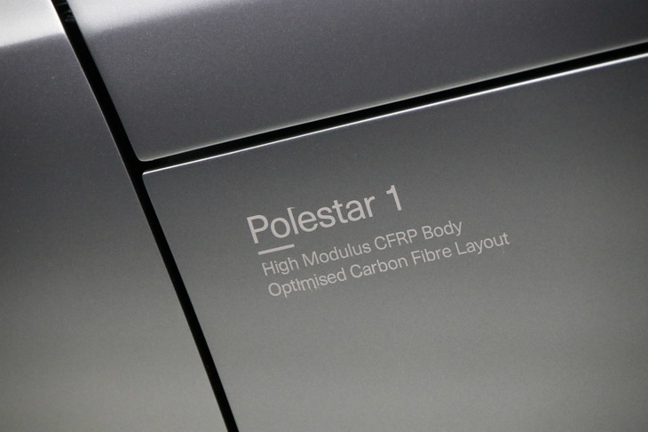 「ポールスター1」のフロントフェンダーには、このような文字が。もちろん生産型にも貼られる。プロダクトマネジャーいわく「インスピレーションの元となったのは、『iPhone』の背面の文字」とのこと。