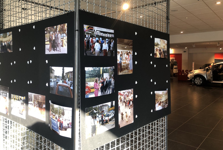 ルイージ氏のルノー販売店には、写真展示コーナーが。