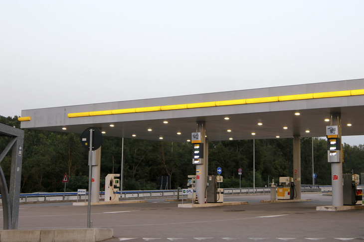 給油所のブランド名が取り払われている。