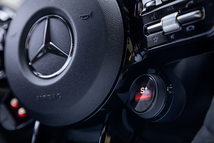 ステアリングホイールにはTFT内蔵のAMGドライブコントロールスイッチが備わる。右側（写真）にドライブモードの切り替え、左側にESPやアイドリングストップ、エキゾーストサウンドの切り替えスイッチが配置される。