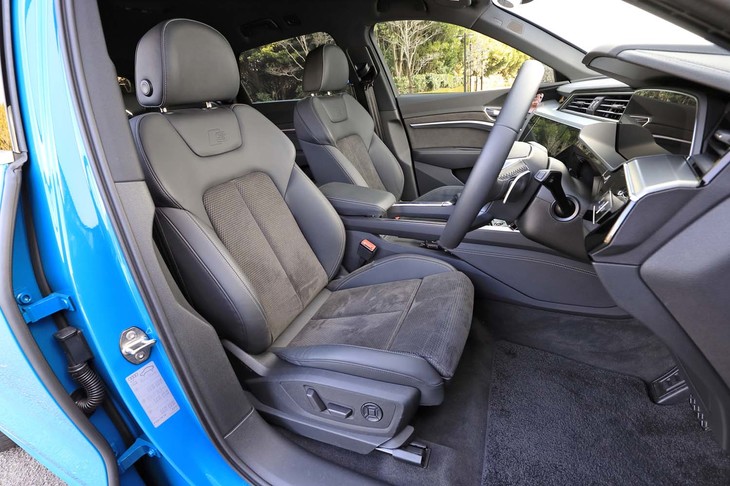 アルカンターラとレザーのコンビ表皮のスポーツシートが標準装備。背もたれには「S line」ロゴが型押しされる。